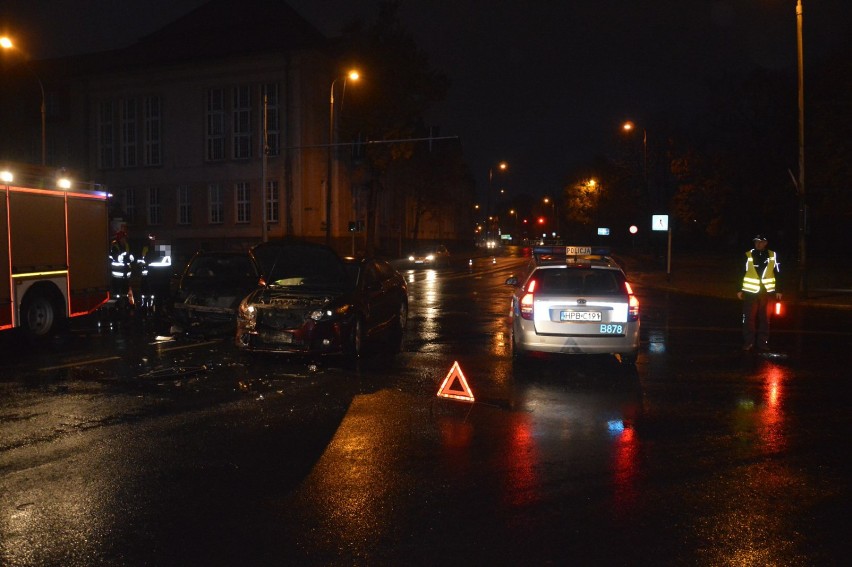 Utrudnienia na Sikorskiego po czołowym zderzeniu dwóch aut [ZDJĘCIA]