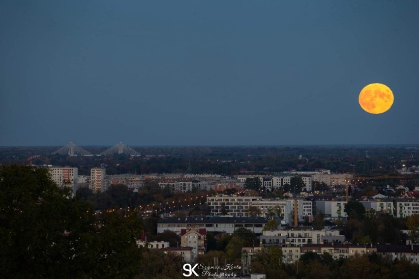 Kraków w blasku krwawego księżyca. Niesamowite zdjęcia!