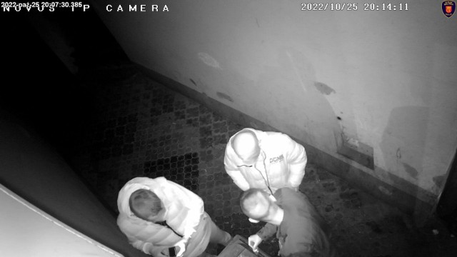 Czujny operator monitoringu wizyjnego Straży Miejskiej w Kielcach zauważył mężczyzn, którzy wciągali nosem biały proszek.