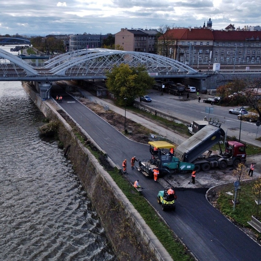 Kraków. Budują "autostradę" dla pieszych i rowerzystów na Bulwarach Wiślanych