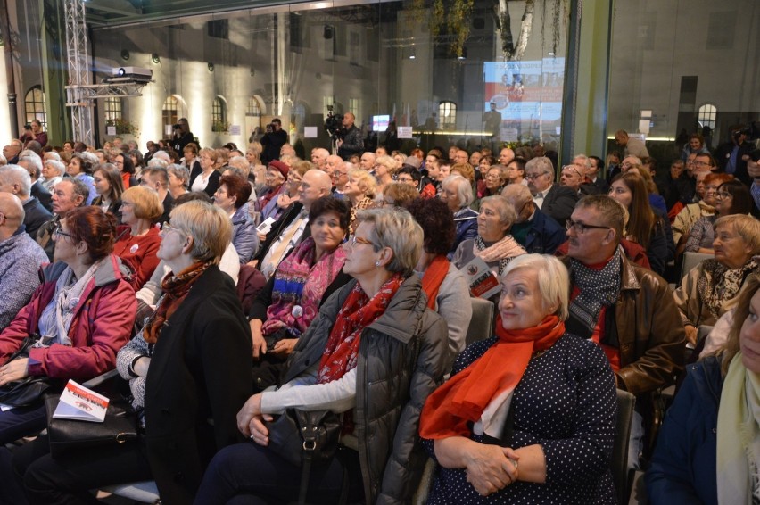 Śpiewanie pieśni patriotycznych w Piotrkowie na 100-lecie...