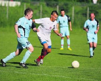 Dawid Dudka (drugi z lewej) wyróżnia się w pomocy Slavii.