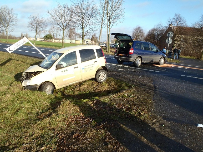Wypadek w Budzyniu: Zderzyły się dwa osobowe auta [ZDJĘCIA]