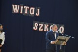 Rawicz. Nowy rok z nowym dyrektorem. Uczniowie liceum w Rawiczu uroczyście rozpoczęli rok szkolny 2021/2022 [ZDJĘCIA]