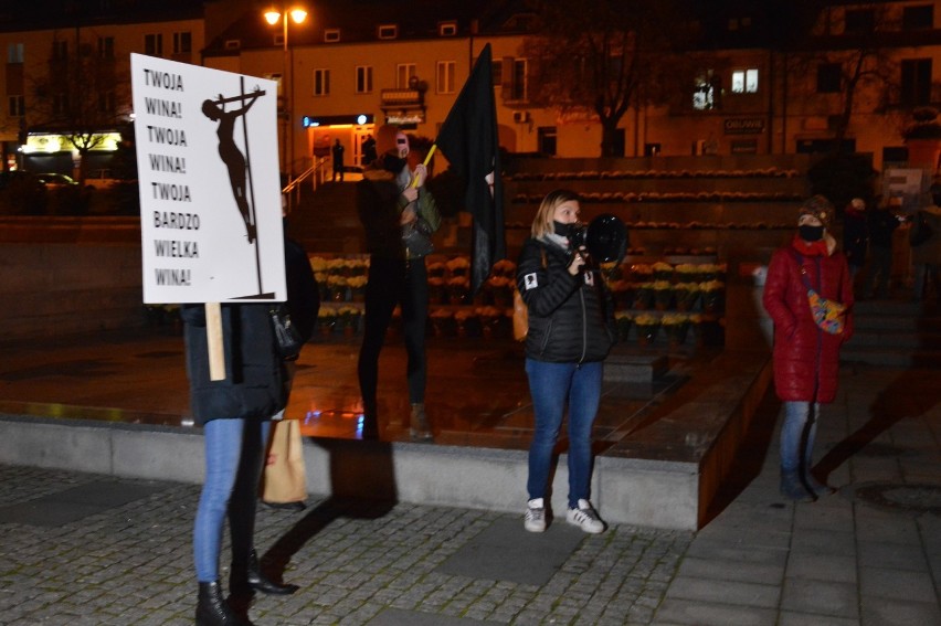 Kolejny protest w obronie kobiet przeszedł w niedzielę, 8 listopada ulicami Ostrowca [ZDJĘCIA]