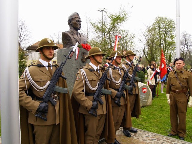 W Krośniewicach odsłonięto pomnik generała Andersa