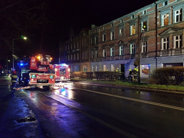 Nocny pożar bloku przy ul. Oświęcimskiej w Mysłowicach. Zdjęcie od mieszkańca. Zobacz kolejne zdjęcia. Przesuń palcem lub kliknij NASTĘPNE