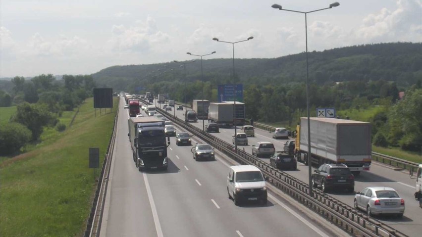 Zderzenie ciężarówki z osobówką. Utrudnienia na autostradowej obwodnicy Krakowa [ZDJĘCIA]