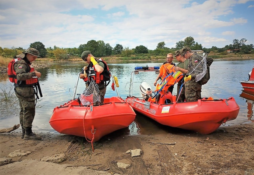 Żołnierze wielkopolskiej „Dwunastki” pomagają w usuwaniu skutków zanieczyszczenia rzeki Odry