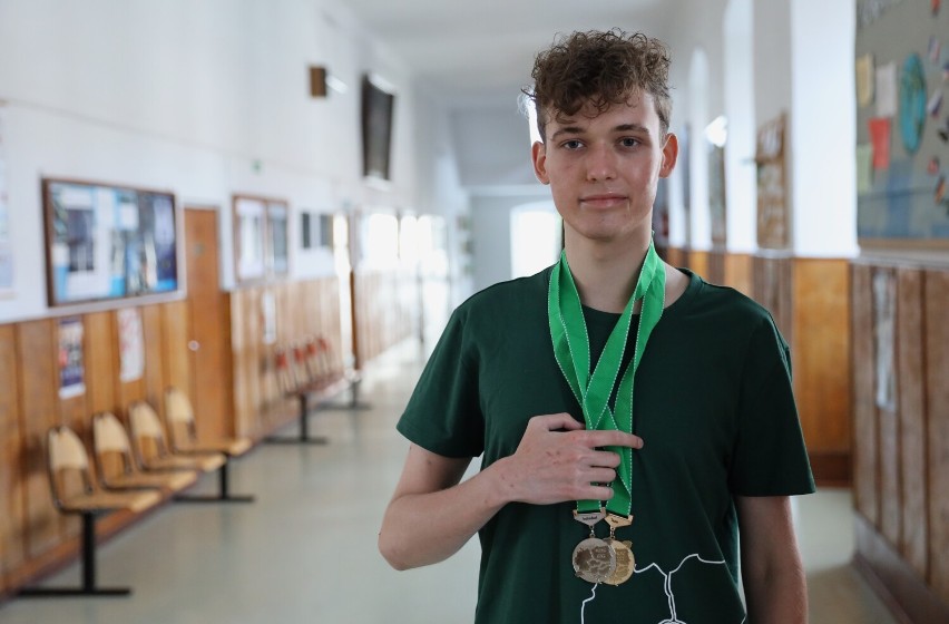 Mateusz Pałucki z I LO "Chrobrego" w Piotrkowie, z medalem na Środkowoeuropejskiej Olimpiadzie Matematycznej w Bernie (Szwajcaria) 2022