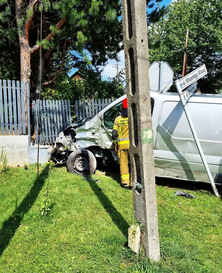 Cztery osoby w szpitalu. Rozbite dwa auta i płot w Starym Sączu