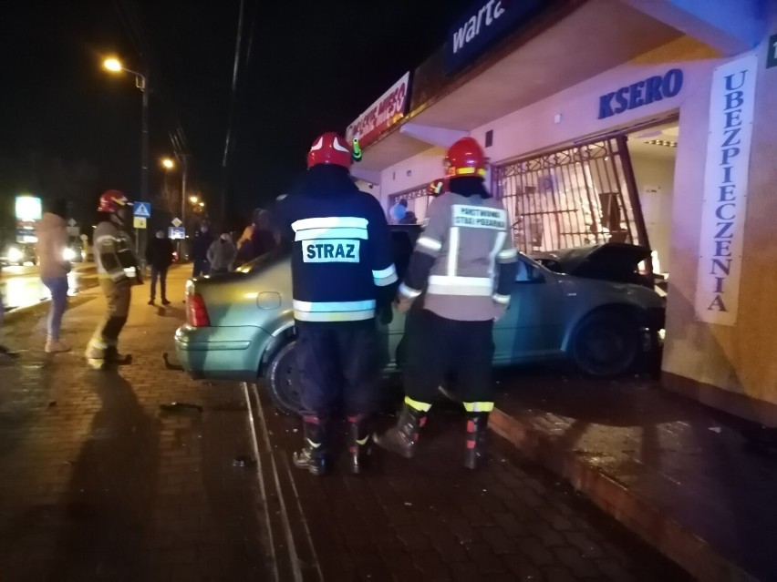 Wypadek na skrzyżowaniu ul. Dzieci Polskich z Warszawską w Tomaszowie. Samochód uderzył w budynek [ZDJĘCIA]