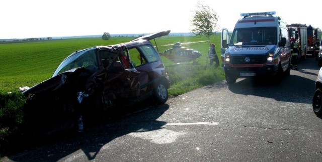 Nowomiejscy policjanci wyjaśniają okoliczności wypadku, do którego doszło w Krzemieniewie na terenie gminy Kurzętnik. 
-&nbsp;Kierujący oplem corsa stracił panowanie nad autem i uderzył w jadącego z naprzeciwka citroena - informuje Ludmiła Mroczkowska z nowomiejskiej policji. 

Cztery osoby doznały obrażeń ciała. 7-letnie dziecko zostało zabrane helikopterem Lotniczego Pogotowia Ratunkowego do Szpitala w Olsztynie. 

Do wypadku doszło w minioną środę (4 maja) popołudniu. Ze wstępnych ustaleń policjantów wynika, że kierujący oplem corsa nie dostosował prędkości jazdy do warunków ruchu, stracił panowanie nad pojazdem i uderzył czołowo w jadącego z przeciwka citroena berlingo. 

Jak ustalili policjanci, 7-latek był przewożony bez fotelika, nie miał też zapiętych pasów bezpieczeństwa. Dziecko siedziało z przodu auta na kolanach pasażera citroena. Obaj kierujący byli trzeźwi. 

Wypadek w Krzemieniewie. Ranne dziecko zabrał helikopter

