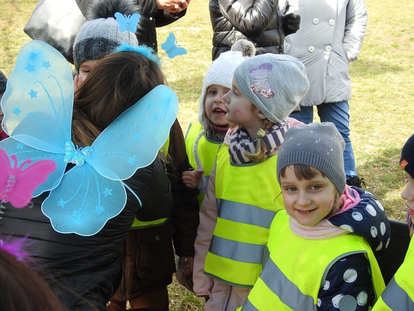 Dzieci pożegnały zimę i przywitały wiosnę na nadnarwiańskich bulwarach