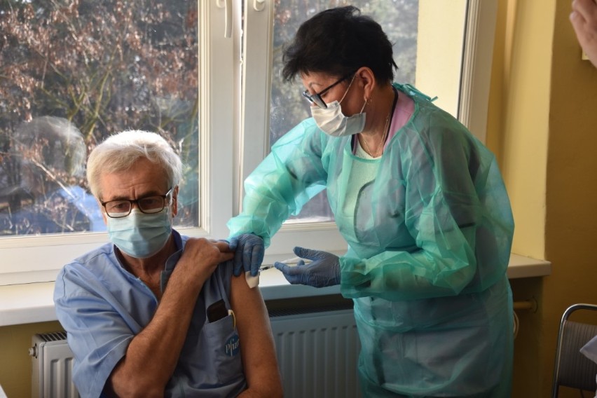 Koronawirus. Rozpoczęły się szczepienia w Wągrowcu. Jako pierwszy szczepionkę przyjął personel medyczny 