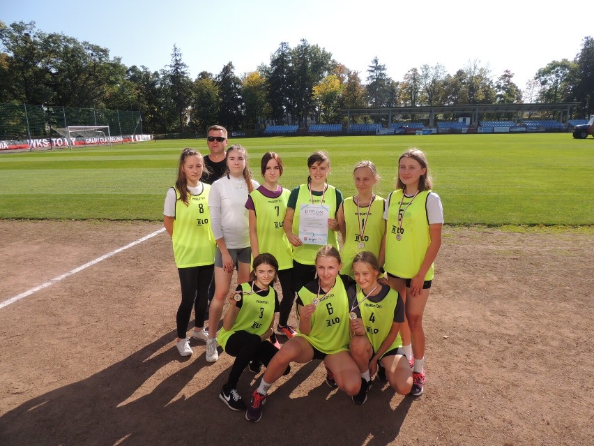 Zwycięska drużyna dziewcząt z II LO w Wieluniu