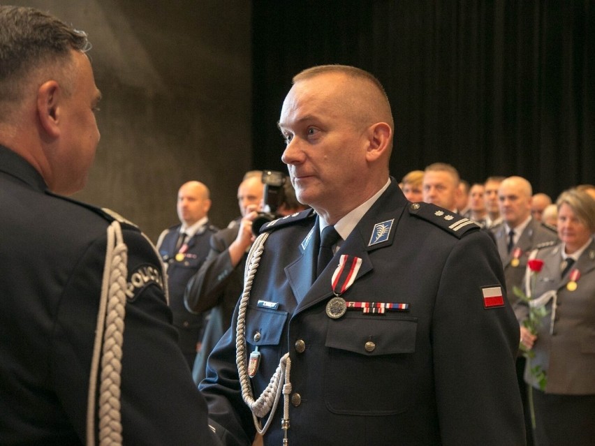 Kraków. 77 policjantów dostało awanse na wyższe stopnie. Odznaczeni zostali też cywilni pracownicy małopolskiego garnizonu