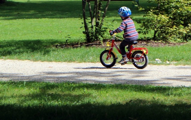 Rowerzysta może jechać po chodniku, gdy opiekuje się osobą w wieku do lat 10 kierującą rowerem.