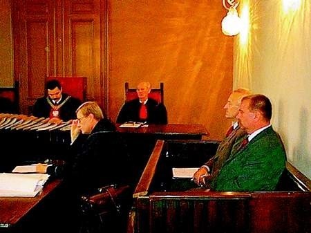 Składowi sędziowskiemu przewodniczył sędzia Ireneusz Gospodarowicz. Na ławie oskarżonych (po prawej) Zbigniew Haupt i Włodzimierz Foltynowicz. Przed nimi obrońca, adwokat Aleksander Matyaszczyk.