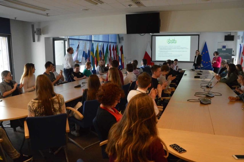 Młodzież z ZSP 3 w Malborku odwiedziła Biuro Informacji Parlamentu Europejskiego w Warszawie