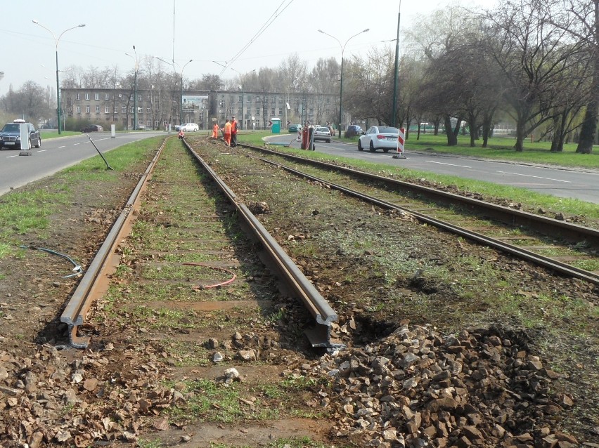 Sosnowiec: zrywają tory na trasie &quot;piętnastki&quot; [ZDJĘCIA]