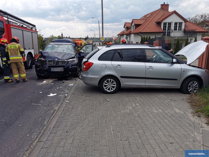 Wypadek na ul. Lipnowskiej we Włocławku. Zderzenie BMW ze skodą [zdjęcia]