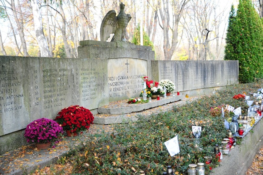 Pomnik Ofiar Dąbia na Cmentarzu Rakowickim. Rodacy nie pozwalają zapomnieć