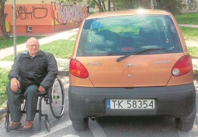 Miejsce parkingowe przy bloku, w którym mieszka nasz czytelnik. Pan Antoni jest osobą niepełnosprawną jeżdżącą na wózku.