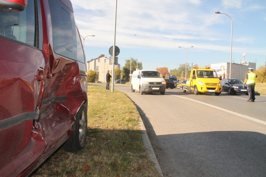 Groźna kraksa trzech aut na kieleckim skrzyżowaniu 