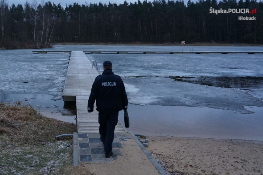 Policja Kłobuck: Dzielnicowi sprawdzają zbiorniki wodne [FOTO, WIDEO]