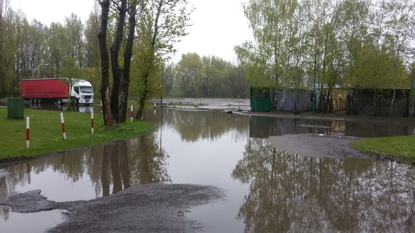 Deszcz w Sosnowcu: zalewisko przy hali w Milowicach [ZDJĘCIA]