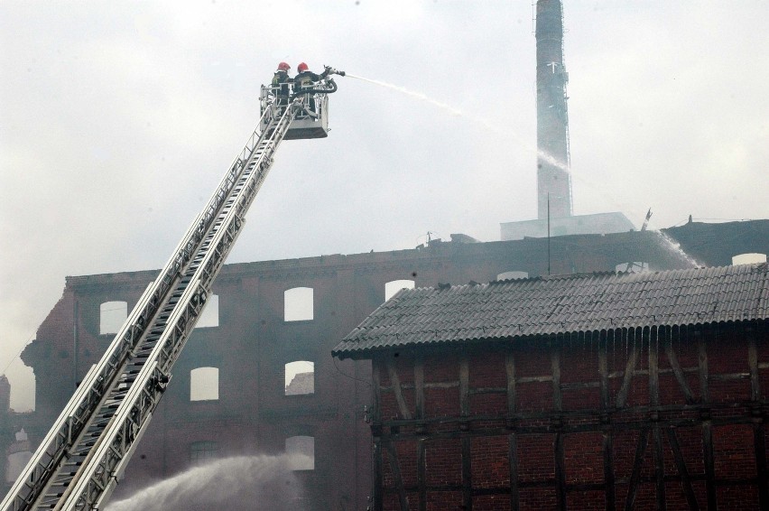 Pożar młyna w Starogardzie Gdańskim. Strażacy ugasili zabytkowy młyn. Zobacz, co zostało! [ZDJĘCIA]