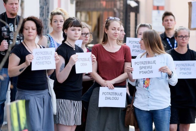 Pikietujący nie zgadzają się, aby obiekty sportowe powstawały w parkach i na innych terenach zielonych.