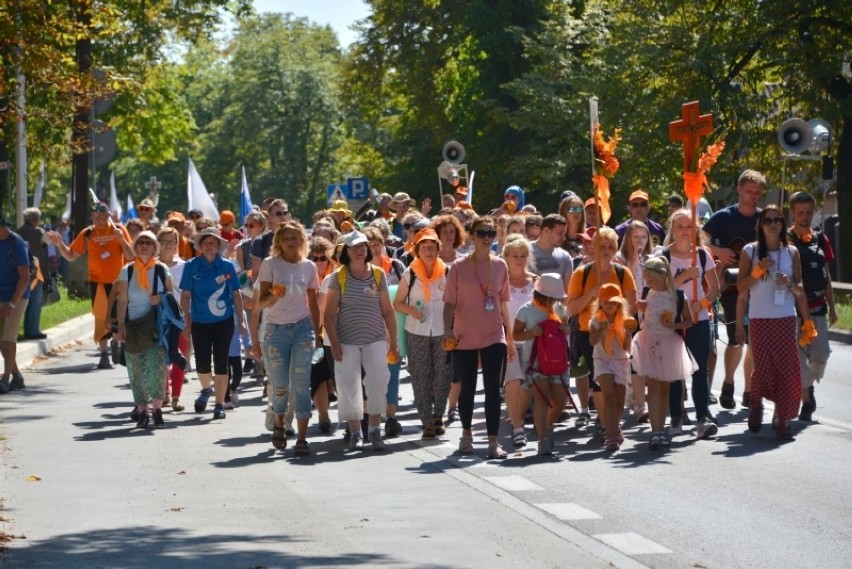 1300 pielgrzymów zmierzających na Jasną Górę zawitało do Kielc (WIDEO, zdjęcia)