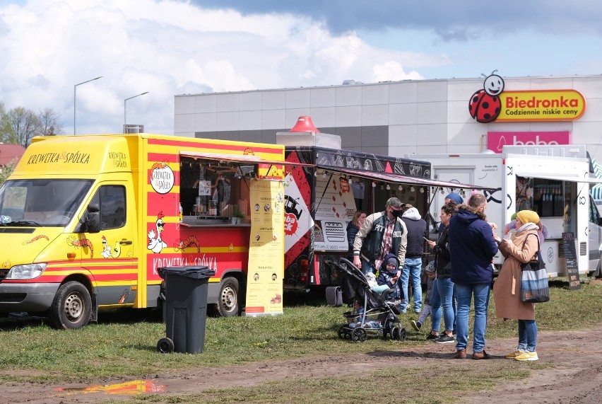 Trwa zlot Food Trucków na Białołęce. Smaki z czterech stron świata