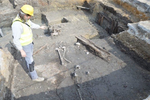 Badania archeologiczne w Bochni w miejscu przyszłej fontanny, w północno-wschodnim narożniku Rynku znaleziono już trzeci szkielet, marzec 2021