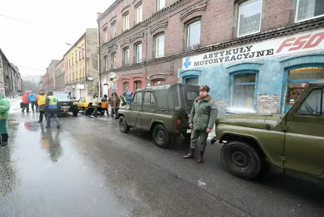 Tak wyglądała 7 lutego ulica Cmentarna. Kręcono tu sceny pościgu do filmu Kasi Adamik "Zima pod Znakiem Wrony".