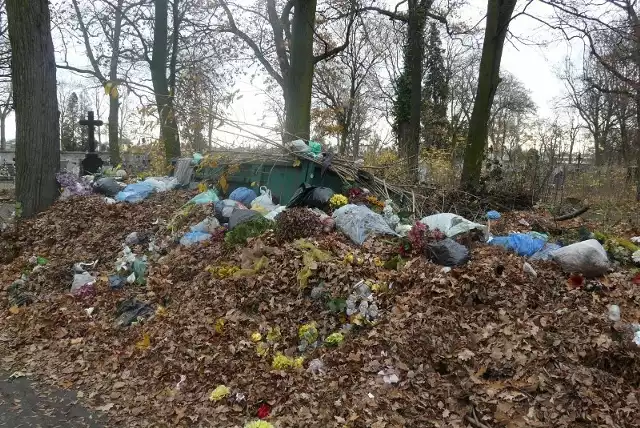 Góry śmieci na cmentarzu ewangelickim w Tomaszowie