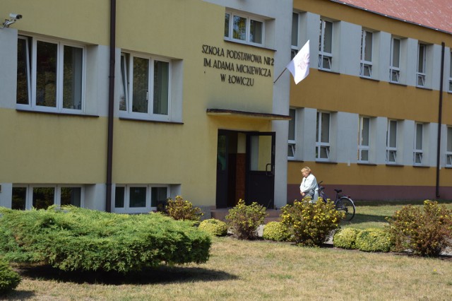 Oflagowane wejście do Szkoły Podstawowej nr 2 w Łowiczu