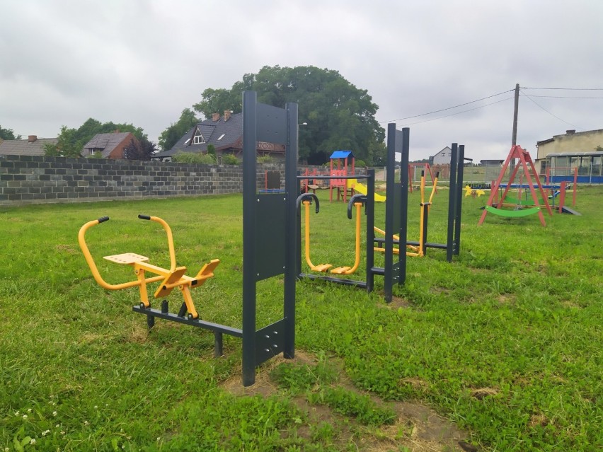 Nowe elementy zamontowano na placach zabaw w gminie Wielichowo 