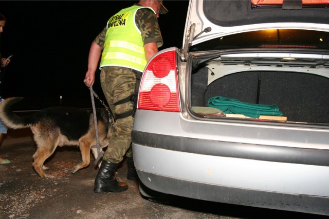 Policjanci z bydgoskiego Błonia zatrzymali 23-latka podejrzanego o posiadanie narkotyków. Grozi mu do 10 lat pozbawienia wolności.