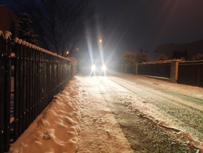 Uwaga na drogach! Sypie w Radomiu, jest ślisko. Trudne warunki dla kierowców i pieszych. Są ostrzeżenia pogodowe