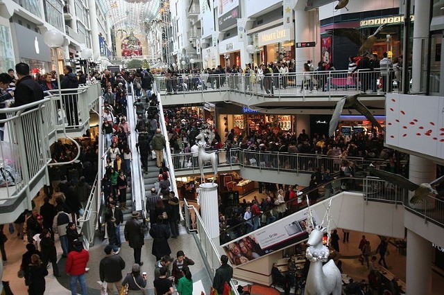 Źródło: http://commons.wikimedia.org/wiki/File:Boxing_Day_at_the_Toronto_Eaton_Centre.jpg