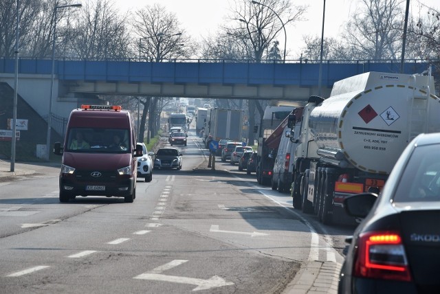 Zatłoczony Tarnów w godzinach szczytu. Tu problem rozwiązałaby wschodnia obwodnica. Aby powstała, miasto musi porozumieć się z GDDKiA w sprawie wspólnego finansowania inwestycji