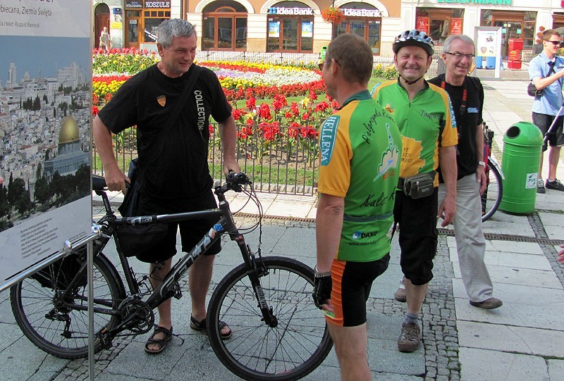 Jadą na rowerach z Kalisza do Watykanu podziękować za 20 lat diecezji kaliskiej. ZDJĘCIA