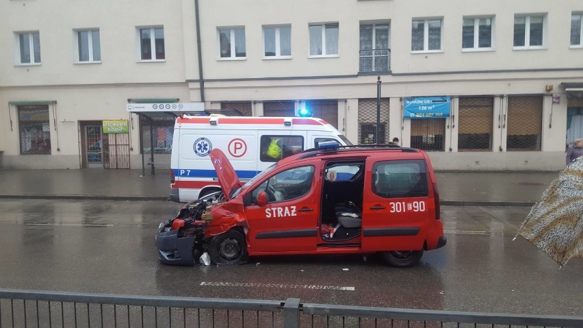 Wypadek na ul. Zachodniej w Łodzi. Zderzenie wozu strażackiego z autem osobowym [ZDJĘCIA]