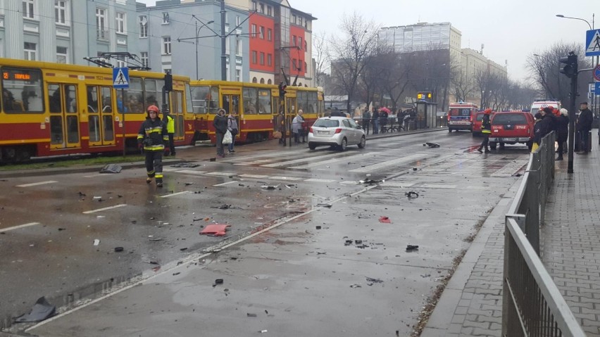 Wypadek na ul. Zachodniej w Łodzi. Zderzenie wozu strażackiego z autem osobowym [ZDJĘCIA]
