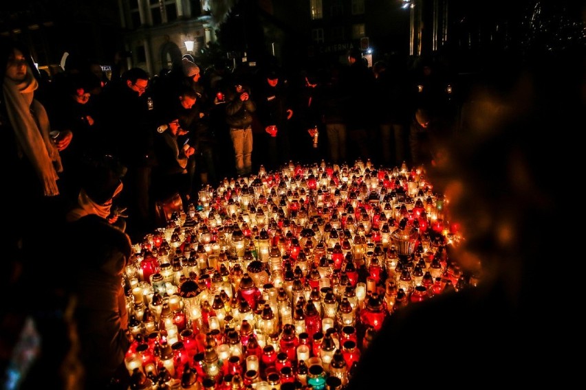 Znicze na ulicy Bogusławskiego, w miejscu gdzie stała scena. To tu został zaatakowany Paweł Adamowicz [ZDJĘCIA]