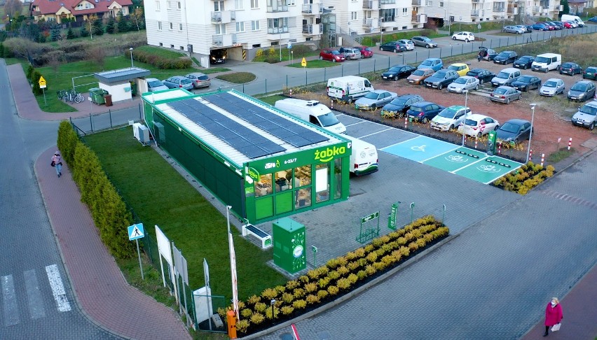 Żabka otworzyła w Warszawie sklep całkowicie zasilany zieloną energią. To pierwszy taki w Polsce