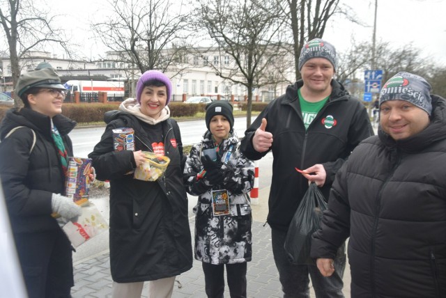 Na ulicy Beliny Prażmowskiego w Radomiu kwestowali (od lewej) Marcel, Marta i Laura Bulińscy, a datek do puszki wrzucili im kibice Radomiaka.